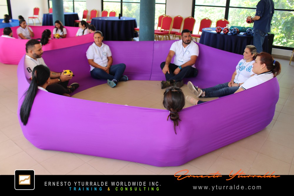 Team Building Corporativo LATAM con ejercicios vivenciales en El Caribe y dinámicas colaborativas