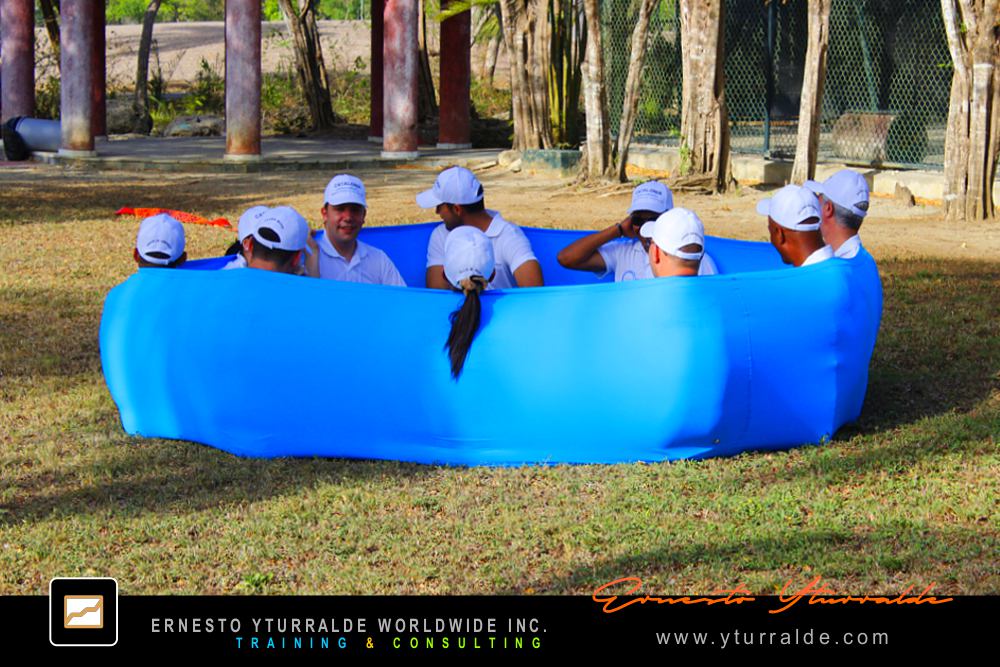 Team Building Corporativo LATAM | Retos colaborativos que activan sinergia y apoyo mutuo